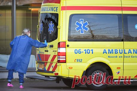 В Нидерландах мужчина убил двоих человек из арбалета. Неизвестный стрелок из арбалета в Нидерландах убил двоих человек и ранил одного прохожего с балкона своей квартиры. Нападение произошло в городе Алмело, провинции Оверэйсел. Нападавший также целился в приехавших на вызов полицейских, однако сотрудники успели ранить его.