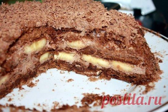 Шоколадно-банановый торт из пряников.
Пряники шоколадные 500 г
Сметана ½ л
Бананы 3 штуки
Сахар ¼ стакана
Шоколад по вкусу
Какао 4 столовые ложки
1. Пряники шоколадные разрезать вдоль, каждый на 3 части.
2. Приготовить крем. Для этого в сметану добавить какао, сахар и хорошо взбить до растворения сахара так, чтобы объем увеличился в 1,5 раза, и он стал густым.
3. Бананы нарезать кружочками.
4. Затем выкладывать кружки из пряников на блюдо, пространство между ними заполнить пряничной крошкой.
5