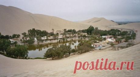 Перуанский Оазис в пустыне В пустыне на юго-западе Перу вы можете найти деревню Уакачина — крошечный оазис со скромным населением около ста постоянных жителей. Казалось бы, уединенная деревня на самом деле расположена всего в 8 км от города Ика — столицы региона (приличного размера с населением около 220 тысяч ).