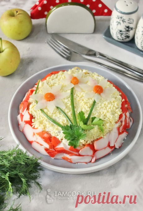 Салат «Нарцисс» с крабовыми палочками и яблоком — рецепт с фото пошагово