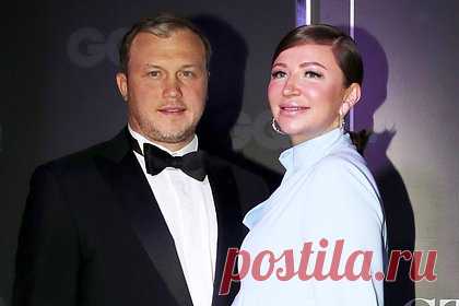 Супруг Блиновской доставлен на допрос к следователю в качестве свидетеля. Супруга российской блогерши Елены Блиновской доставили на допрос к следователю. Алексей Блиновский дает показания в качестве свидетеля по уголовному делу о неуплате налогов. По версии следствия, блогерша могла выводить деньги через его компании. Перед попыткой побега жены Алексей Блиновский ликвидировал компанию.