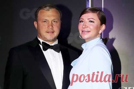 Супруг Блиновской доставлен на допрос к следователю в качестве свидетеля. Супруга российской блогерши Елены Блиновской доставили на допрос к следователю. Алексей Блиновский дает показания в качестве свидетеля по уголовному делу о неуплате налогов. По версии следствия, блогерша могла выводить деньги через его компании. Перед попыткой побега жены Алексей Блиновский ликвидировал компанию.