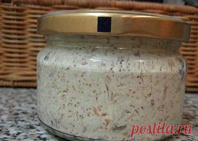 Масло селёдочное впрок 

Для селедочного масла понадобится 3 селёдки, это примерно 1 кг (главное, чтобы хотя бы одна из них была с икрой!!!! Но лучше, если все 3 ) и 1 кг сливочного масла