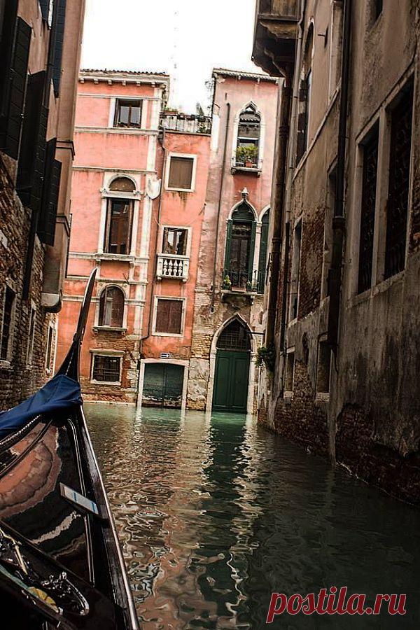A gondola glides silently along a lonely canal in Venice. |caroline duez приколол(а) это к доске Venise & Burano