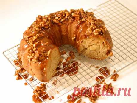 Кекс бандт с яблоками и карамелью