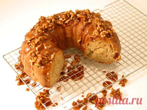 Кекс бандт с яблоками и карамелью