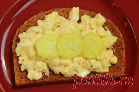 Яичный салат с огурцами