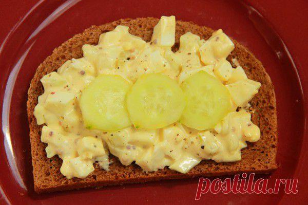 Яичный салат с огурцами