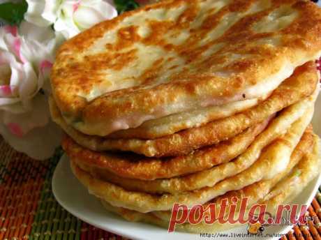 Сырные лепешки с ветчиной и грибами.