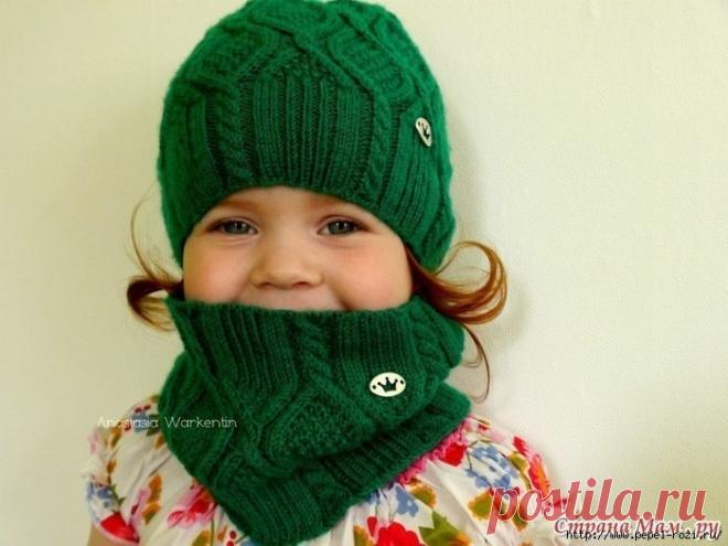 Изумрудная вязаная шапочка и снуд для малышей спицами