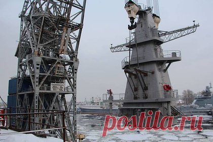 Установка мегакраном 76-тонной мачты на российский ледокол попала на видео. На Балтийском судостроительном заводе мегакран поставил 76-тонную мачту на атомный ледокол «Якутия». Кадры установки опубликованы в официальном Telegram-канале предприятия. На кадрах видно, как аккуратно работает кран — многотонную конструкцию нужно было установить с особой точностью.