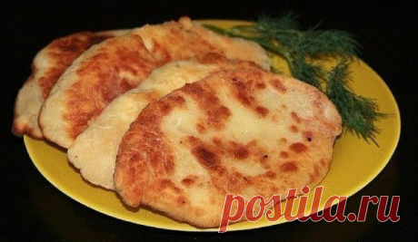 Потрясающе вкусные пирожки-лепешки с картошкой и сыром.