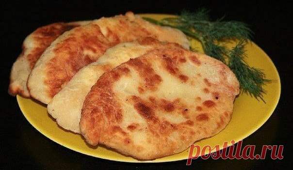 Потрясающе вкусные пирожки-лепешки с картошкой и сыром.