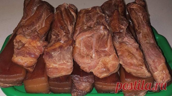 Сало получается, как копченое!

Но коптить мы его не будем! 

1 кг сала с мясной прослойкой, 
2 головки чеснока, 
3 ст. л. черного молотого перца; 

для рассола: 

2 горсти шелухи репчатого лука, 5 черносливин, 
2 лавровых листа, 
200 г соли, 2 ст. л. сахара. 

Все ингредиенты рассола залейте 1 л воды, доведите до кипения. 

Тем временем тщательно вымойте и обсушите сало, разрежьте его на 2 куска. 

Выложите сало в маринад и варите 25 минут с момента закипания на среднем о...