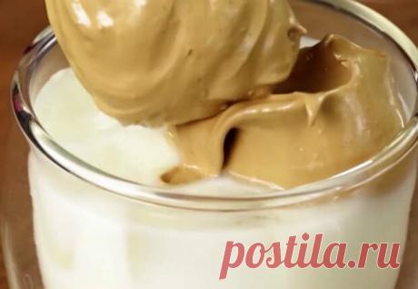 Кофейный десерт вкуснее мороженого: добавляем в воду ложку растворимого кофе и взбиваем до пены - Steak Lovers - 7 июня - Медиаплатформа МирТесен Во многих магазинных десертах в последнее время избыток лишних ингредиентов — чаще всего производитель использует не слишком полезное пальмовое масло. Лучше приготовим десерт сами, сливок и желатина использовать не будем, в основу возьмем немного растворимого кофе. Высыпаем в глубокую миску две-три - 7 июня - 43546446872 - Медиаплатформа МирТесен