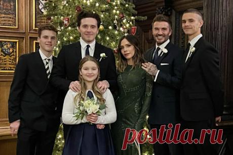 Дэвида Бекхэма подняли на смех в сети за позу на семейном фото. Бывшего полузащитника сборной Англии Дэвида Бекхэма подняли на смех в сети из-за позы на новом семейном фото. Футболист поделился снимком, на котором запечатлен у праздничной елки вместе с женой Викторией и своими детьми. На размещенном фото видно, что Бекхэм встал на цыпочки, чтобы сравняться ростом с сыном Ромео.