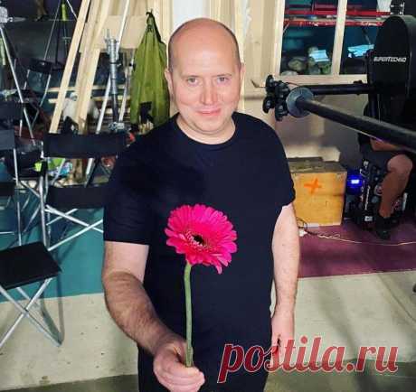 Ни жены, ни детей: почему не складывается личная жизнь у Сергея Бурунова
Еще недавно Сергей Бурунов был далеко не самым известным актером. Сейчас он стал одним из самых качественных и узнаваемых комедийных персонажей. Особенно скачек популярности пришелся на роль в сериале «Полицейский с Рублевки», где Сергей сыграл понравившегося всем зрителям капитана полиции. Но все эти достоинства не изменят того факта, что у мужчины в свои 44 года […]
Читай дальше на сайте. Жми подробнее ➡