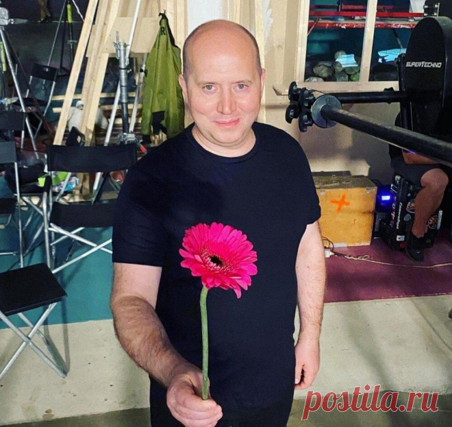 Ни жены, ни детей: почему не складывается личная жизнь у Сергея Бурунова
Еще недавно Сергей Бурунов был далеко не самым известным актером. Сейчас он стал одним из самых качественных и узнаваемых комедийных персонажей. Особенно скачек популярности пришелся на роль в сериале «Полицейский с Рублевки», где Сергей сыграл понравившегося всем зрителям капитана полиции. Но все эти достоинства не изменят того факта, что у мужчины в свои 44 года […]
Читай дальше на сайте. Жми подробнее ➡