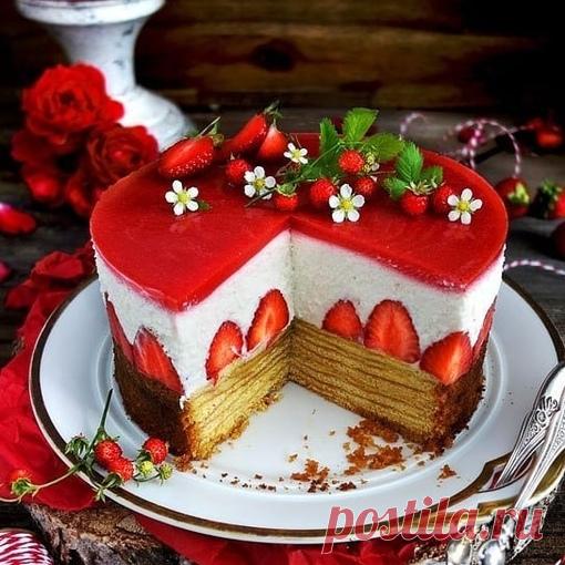 Баумкухен с клубникой и йогуртовым кремом
⠀
Баумкухен:
Яйцо - 3 шт. Комнатной температуры
Сливочное масло - 125 гр. Комнатной температуры
Показать полностью…