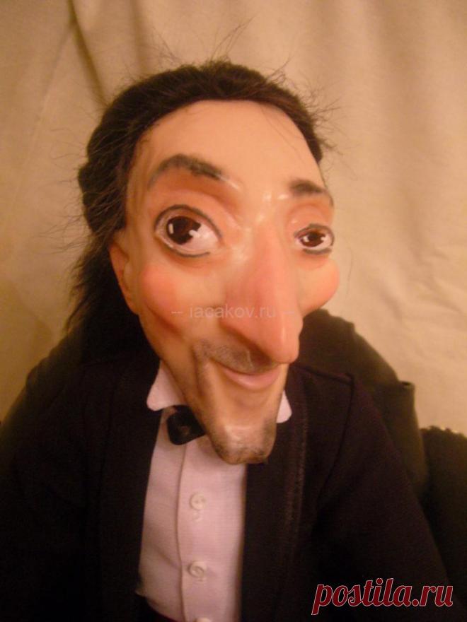 Игрок. Кукла из полимерной глины. - Официальный сайт художника Игоря Ясакова Кукла из полимерной глины Игрок создана в 2010 году. Кукла сделана по мотивам популярной сегодня игры в “Мафию”. В кожаном кресле сидит нога на ногу хитрый и самовлюблённый игрок. В одной руке он держит маску, пальцами другой сделал крестик, как символ лжи. Одет игрок в белую сорочку, смокинг с бабочкой. На ногах чёрные носки, кожаные …