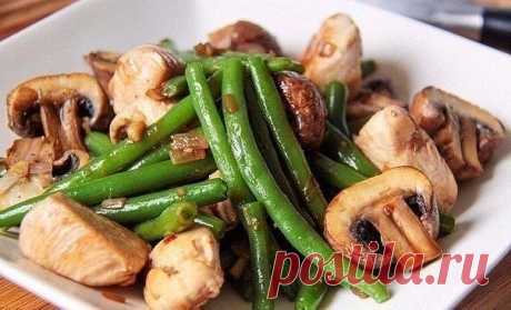 Фасоль с грибами и курочкой

Фасоль стручковая - 260 г.
Шампиньоны - 160 г
Лук репчатый - 140 г
Филе куриное - 260 г
Соевый соус - 10 г 

Шампиньоны нарезать половинками, куриное филе небольшими кусочками, лук четвертькольцами.
Выложить в сковороду все ингридиенты, сбрызнуть соевым соусом, потушить до готовности(недолго, чтобы курица осталась сочной, а фасоль хрустящей).
Перед подачей можно сбрызнуть оливковым маслом, но необязательно.
Солить не надо.
При необходимости мож...