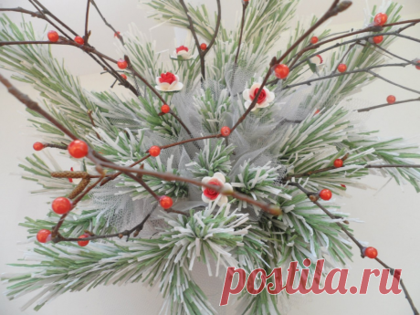 Наклейте на ветки пластилиновые шарики или шарики из войлока, ваты или папиросной бумаги