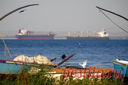 Владельцы судов пошли на хитрость во избежание нападений в Красном море. Владельцы судов пошли на уловку, чтобы избежать риска ракетных обстрелов в Красном море со стороны йеменских повстанцев-хуситов из военизированной группировки «Ансар Алла». Об этом сообщает Bloomberg. Как минимум пять судов стали подавать сигналы о том, что весь экипаж состоит из граждан Китая.