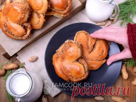 Плюшки с ореховой начинкой — рецепт с фото пошагово. Плюшки из дрожжевого теста с ароматной ореховой начинкой. Пирожки из дрожжевого сдобного теста. Плюшки всегда получаются очень мягкими, воздушными. Они вкусны как в горячем, так и в холодном виде. Рецепт подходит для постного теста на воде с добавлением соли. Это тесто не разваривается и сохраняет свою форму, булочки из него получаются пышные и румяные.