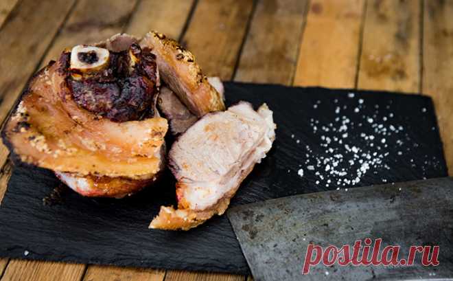 Приправляем свиную рульку специями и получаем колбасу только из мяса