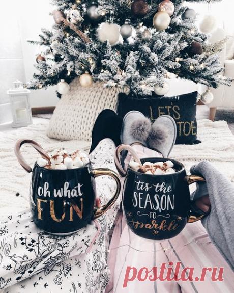 Зима - это время кататься на санках 
И слушать волшебные сказки под вечер, 
Домашний уют, фотографии в рамках, 
От чая на сердце становится легче. 

Показать полностью…