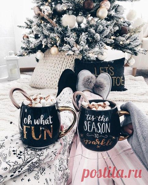 Зима - это время кататься на санках 
И слушать волшебные сказки под вечер, 
Домашний уют, фотографии в рамках, 
От чая на сердце становится легче. 

Показать полностью…