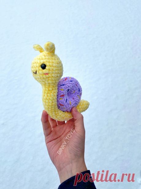 PDF Улитка Сьюзи крючком. FREE crochet pattern; Аmigurumi toy patterns. Амигуруми схемы и описания на русском. Вязаные игрушки и поделки своими руками #amimore - улитка с пончиком вместо раковины, слизняк.