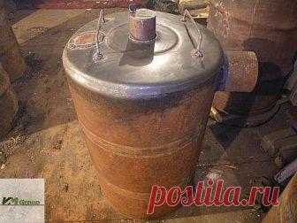 Простая печь длительного горения 
 
1. Для изготовления корпуса печки используют болгарку, которой аккуратно срезают верх металлической бочки. Разумеется, в случае использования ёмкости толщиной более 3 мм применение газового резака будет более оправдано. Ещё раз напоминаем о том, что работу надо сделать аккуратно — из срезанной части в дальнейшем будет изготовлена крышка печи. Если в качестве корпуса используется труба, то к ней необходимо приварить днище, вырезанное из л...