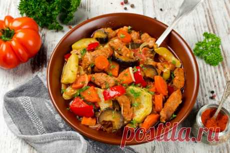 Рагу из говядины с баклажанами и кабачками Наш рецепт овощного рагу с говядиной и баклажанами – прекрасная идея для вкусного и сытного семейного обеда или ужина.