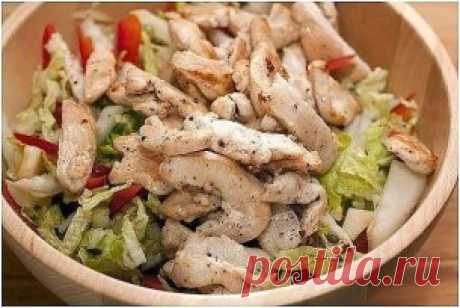 9 вкуснейших салатов на каждый день! 
1. Салат с сухариками 
Ингредиенты:
● Огурец свежий большой — 1 шт.
● Грудка куриная отварная (или куриная ветчина) — 250 г
● Сыр твёрдых сортов — 70–100 г
● Кукуруза — 1 банка
● Чеснок
● Сухарики
● Майонез
2. Салат с копченым сыром
Ингредиенты:
● Морковь (сырая) — 1 шт.
● Сыр копченый — 100 г
● Колбаса копчёная — 100 г
● Чеснок — 3 зубчика
● Майонез — 2 ст. л.
● Кукуруза консервированная — 1 банка
● Соль, перец
Приготовление:
Морковь ...