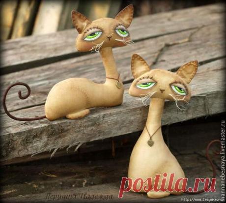 "Кофейные" котики своими руками! - Самоделкино - медиаплатформа МирТесен Это парочка влюблённых котиков Sadie и Jinx. У них настолько трогательно-томный взгляд и самобытная внешность, что они до сих пор очень популярны у моих покупателей. Что нам понадобится для работы: - белая бязь или другая х/б тканька; - карандаш, ножницы, картон; - нитки Ирис, иголки;