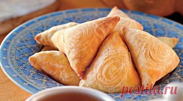 Хит сезона!
Самса с тыквой
Самса – это небольшие пирожки треугольной формы из пресного теста, испеченные в тандыре, типичные для узбекской и таджикской кухни. Похожие пирожки с похожим названием, самоса, делают и в Индии, правда, из другого теста и с начинкой из картофеля и зеленого горошка. Самсу чаще всего выпекают с рубленой бараниной, но самса с тыквой тоже пользуется большой популярностью.