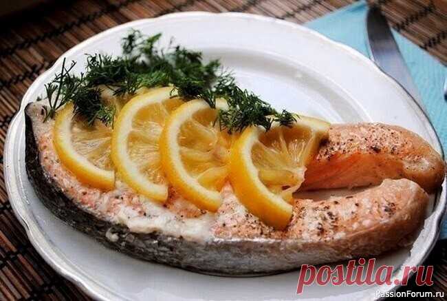 Лосось, запеченный в фольге Для сытного и вкусного обеда на 1 человека :1 стейк лососяНесколько долек лимонаПриправы по вкусу (перец, сушеный базилик)Фольга для запекания.Стейк лосося помыть, посолить с двух сторон, выложить на фольгу для запекания, а её в свою очередь - на противень. Посыпать специями и выложить...