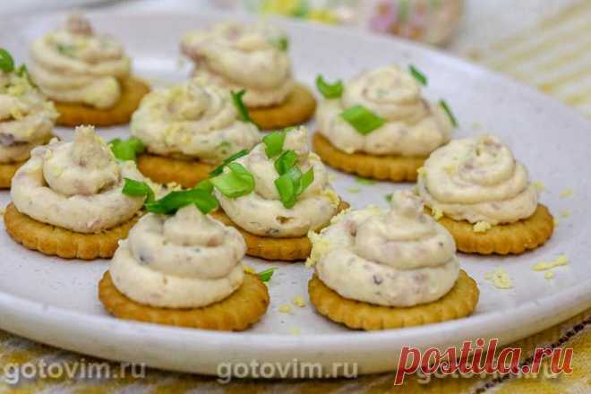 Закуска из печени трески на крекерах. Рецепт с фото Из печени трески обычно готовят простые, но вкусные салаты, которые можно разложить по готовым тарталеткам или, как сделала я, на крекеры. Получается отличная закуска, на приготовление которой вы потратите всего несколько минут. Постарайтесь подать крекеры с кремом из печени трески сразу после приготовления, чтобы крекеры остались хрустящими.