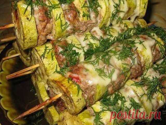 Кабанчики! Ну очень вкусно!
Это очень просто: 
500-600 гр.фарша (свинина+говядина) посолить поперчить, добавить яйцо, столовую ложку аджики или том. пасты, луковицу, 3 дольки чеснока, хорошо вымесить.
Молодые кабачки помыть(кожицу не снимать, у старых наоборот снять), порезать кружочками, чуть присолить, посыпать перцем, добавить чуть соевого соуса.
Возьмите деревянные шпажки и поочередно нанизываете: кабачок- фарш-кабачок -фарш… с концов должен быть кабачок. На кусочки фо...