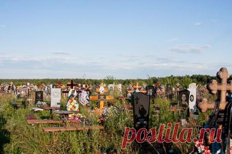 Кладбище услуг. Кто может ухаживать за могилами За содержание участков на кладбище отвечают родственники усопших, но ряд услуг можно заказать у самих ритуальных предприятий.