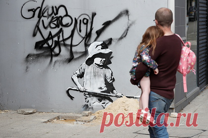 Британцы избавились от работы Бэнкси. В английском городе Лоустофт рабочие избавились от работы британского уличного художника Бэнкси, которая была изображена на стене здания бывшего магазина электротехники. Композиция в традиционной для художника черно-белой гамме представляла собой изображение ребенка в панаме, держащего в руках лом.