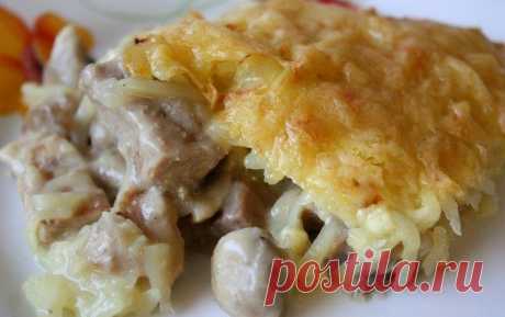 Курица с грибами, запечённая под картошкой.