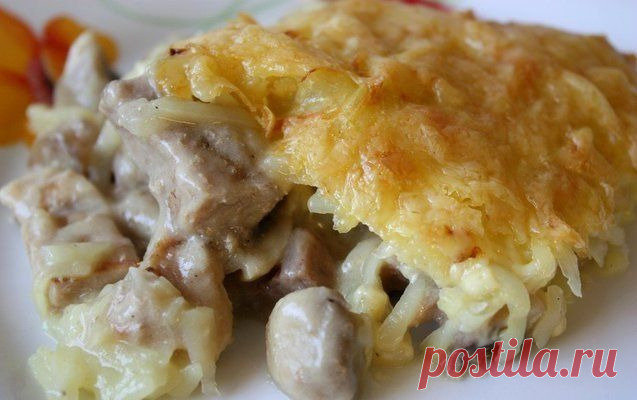 Курица с грибами, запечённая под картошкой.