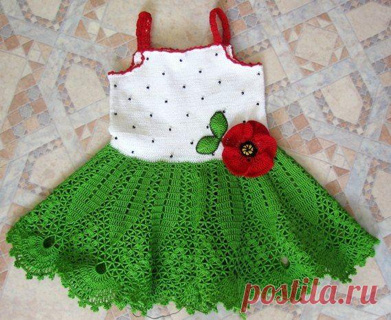 Яркий сарафанчик спицами и крючком