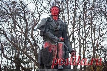 В Киеве снесли памятник Пушкину. В Киеве демонтировали памятник русскому поэту Александру Пушкину. На прошлой неделе кабинет министров Украины исключил его и ряд других монументов российским и советским деятелям из Государственного реестра недвижимых памятников культурного наследия национального значения.