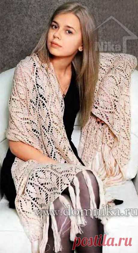 Вязаный палантин ажурным узором