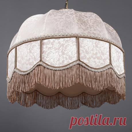 Абажур «Старый Петербург» создан по образу абажуров, популярных в 50-60-е годы. Отличное украшение интерьера столовой, спальни, детской комнаты. Дачный интерьер вообще сложно представить без такого абажура. Абажур можно выполнить с различным декором – кружево, вышивка. Этот образец выполнен из жаккарда, тесьмы, шнура и шелковой бахромы.