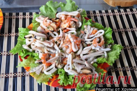 Теплый салат с креветками и морепродуктами