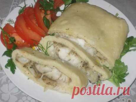 Рыба в картофельно-паровой "шубе" - Вкусно с Любовью - медиаплатформа МирТесен В «шубе» рыба распарилась, стала сочной, а травки усилили ее приятный вкус. У меня было филе минтая и немного картофельного теста, которое я раскатала до 0,5 см толщиной. Филе посолила, поперчила и посыпала смесью трав. Положила на край теста, накрыла другой половиной. Тесто залепила, лишнее
